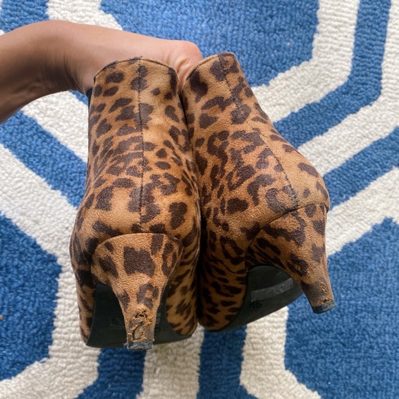 🐆 WILD DIVA LEOPARD PRINT BLACK TAN ANKLE BOOTIES! - Picture 6 of 12